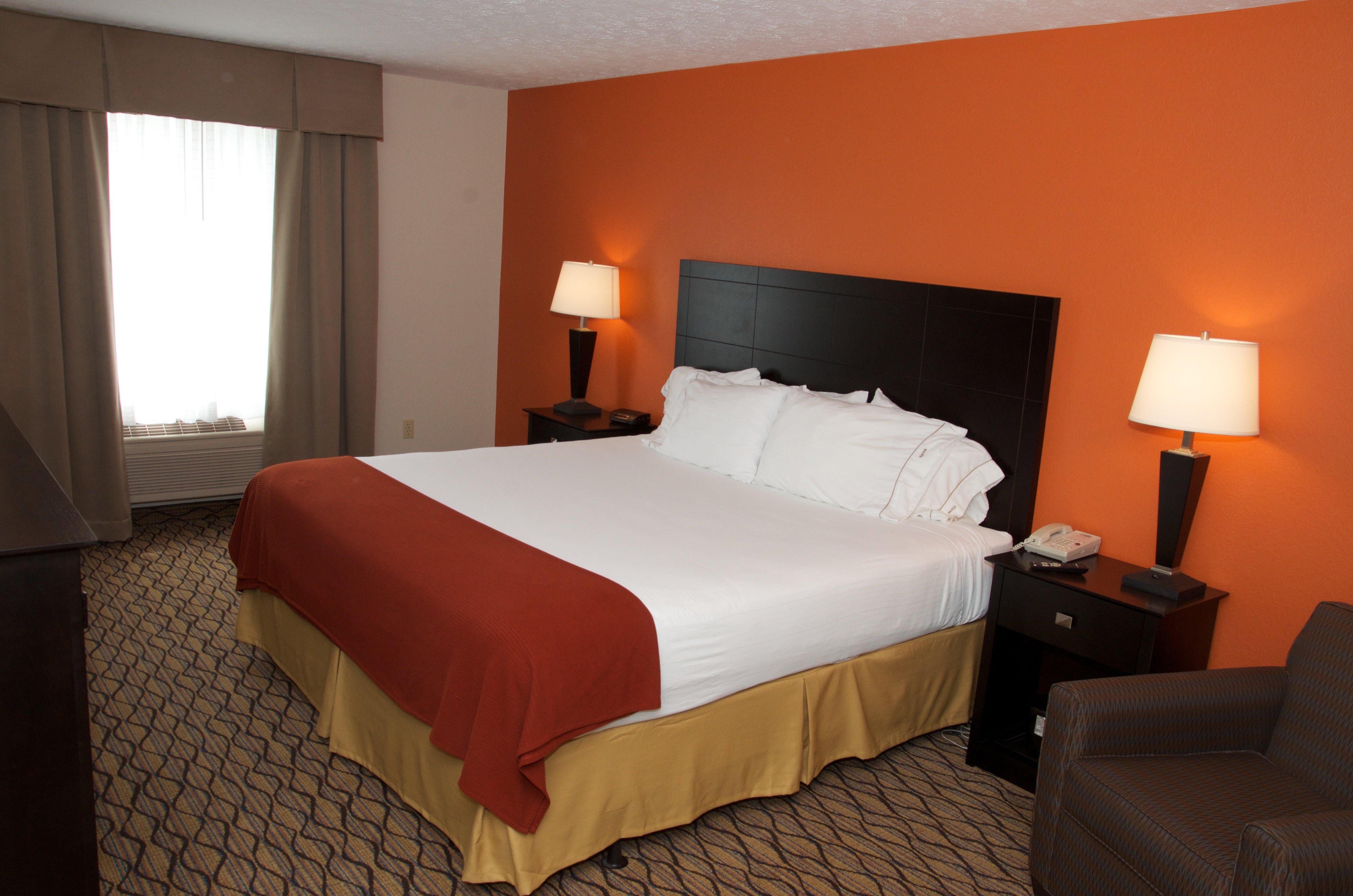 Holiday Inn Express Hotel & Suites Cadillac By Ihg Exterior photo