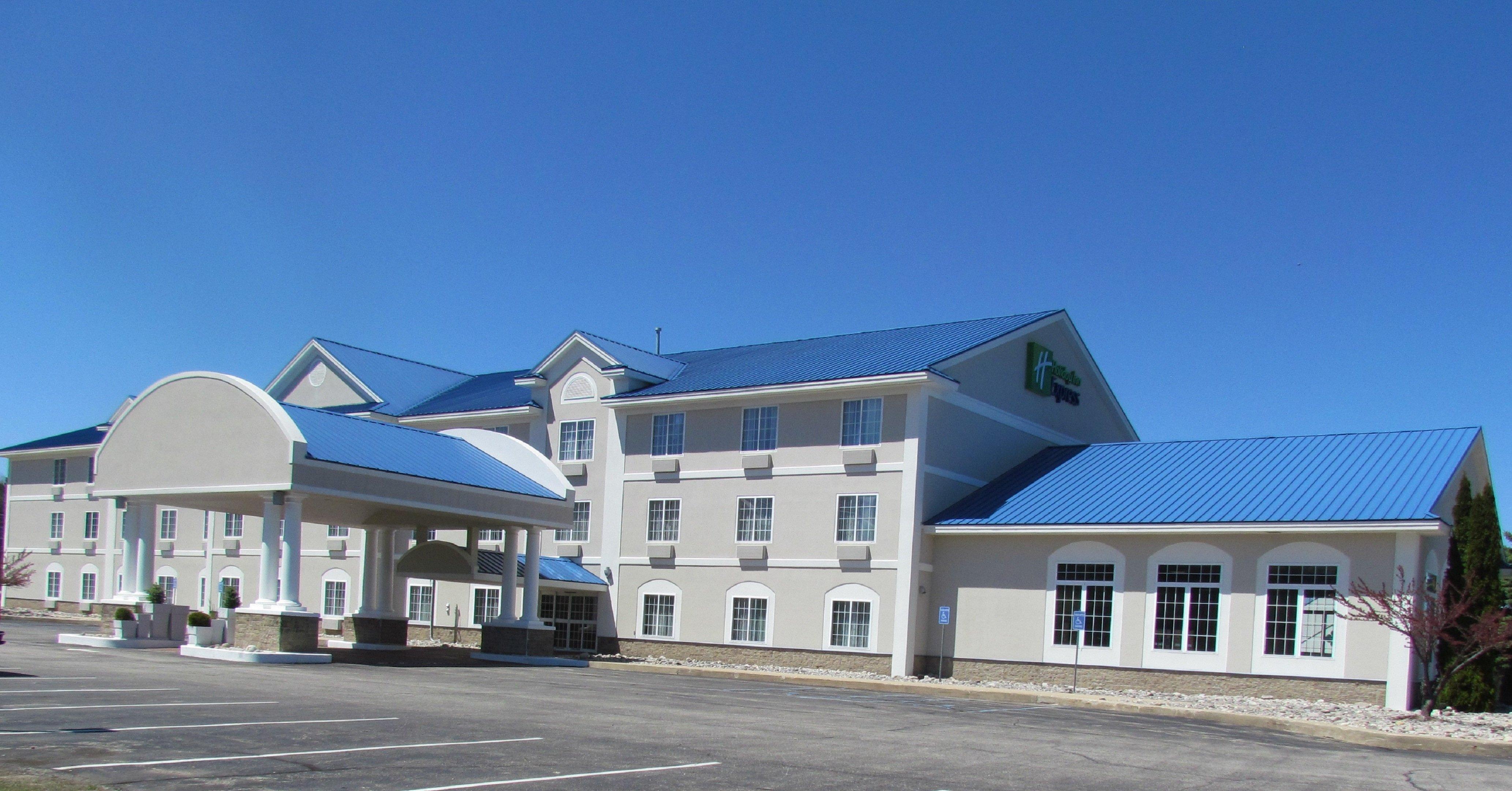 Holiday Inn Express Hotel & Suites Cadillac By Ihg Exterior photo