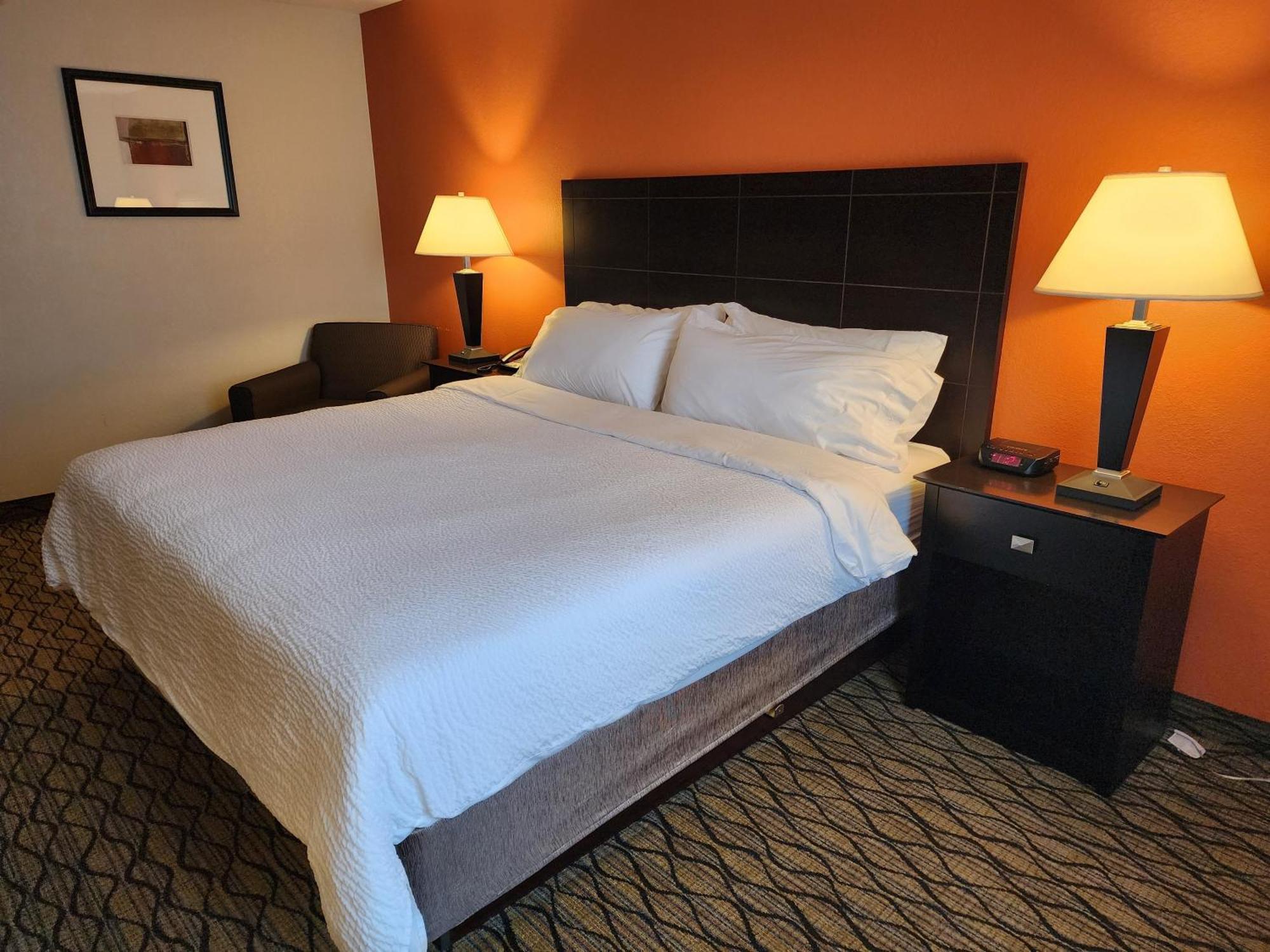 Holiday Inn Express Hotel & Suites Cadillac By Ihg Exterior photo