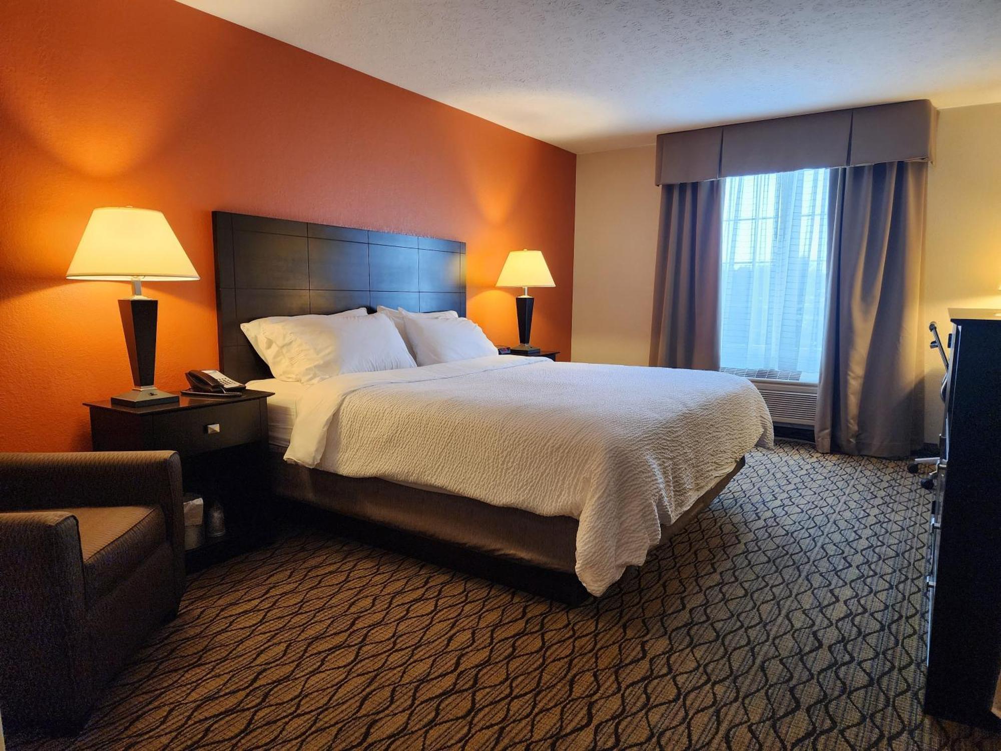 Holiday Inn Express Hotel & Suites Cadillac By Ihg Exterior photo