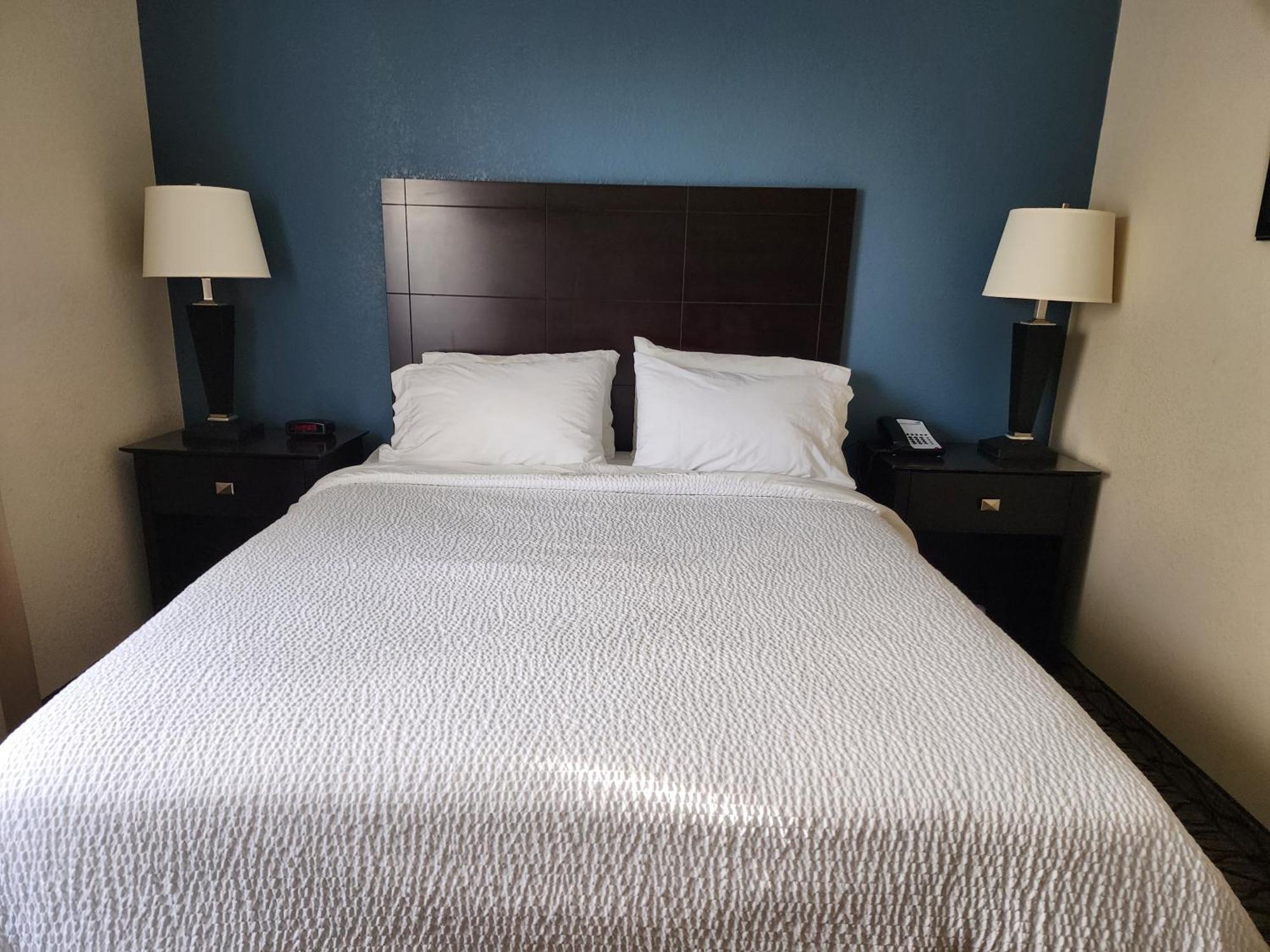Holiday Inn Express Hotel & Suites Cadillac By Ihg Exterior photo