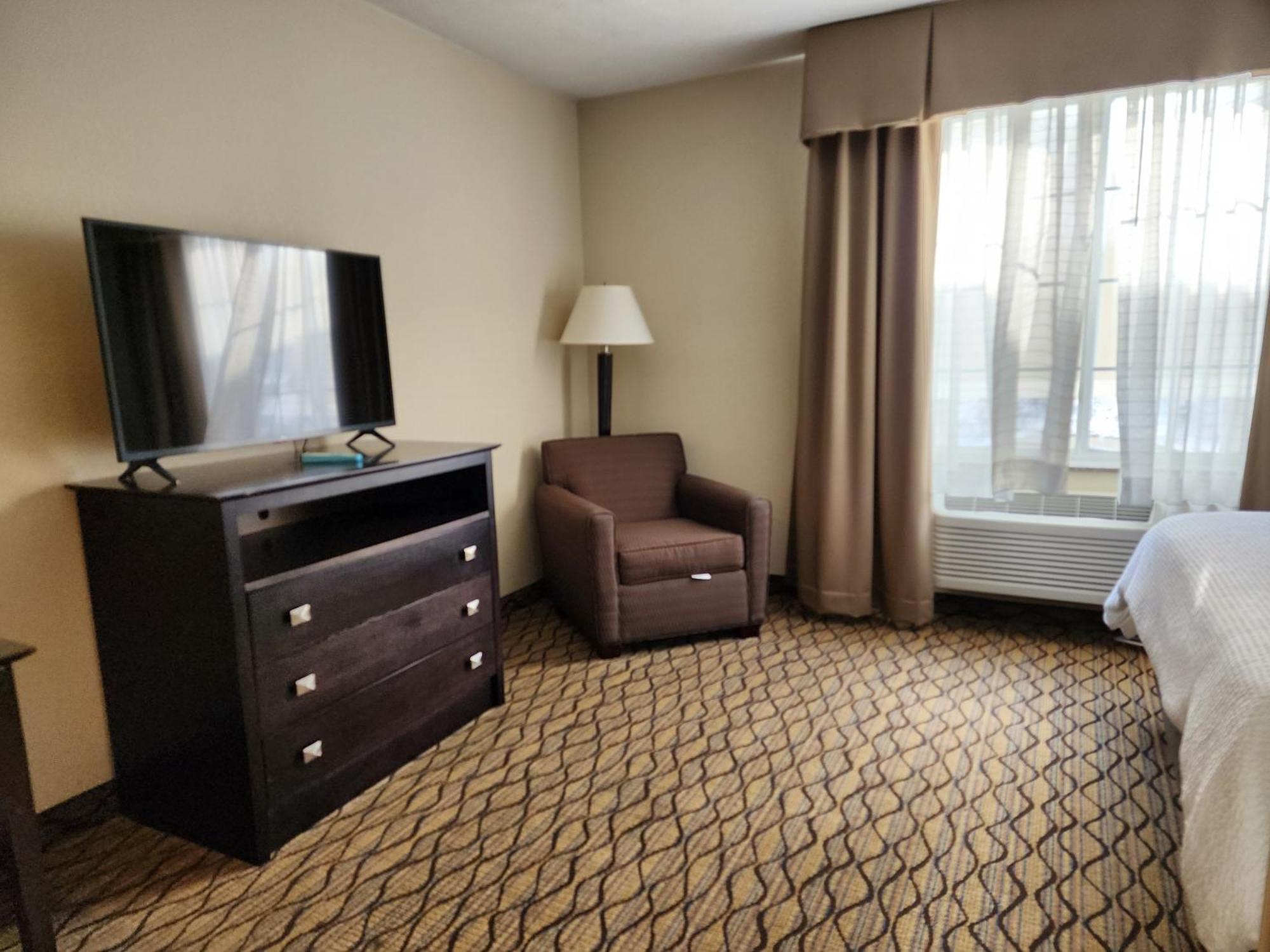 Holiday Inn Express Hotel & Suites Cadillac By Ihg Exterior photo
