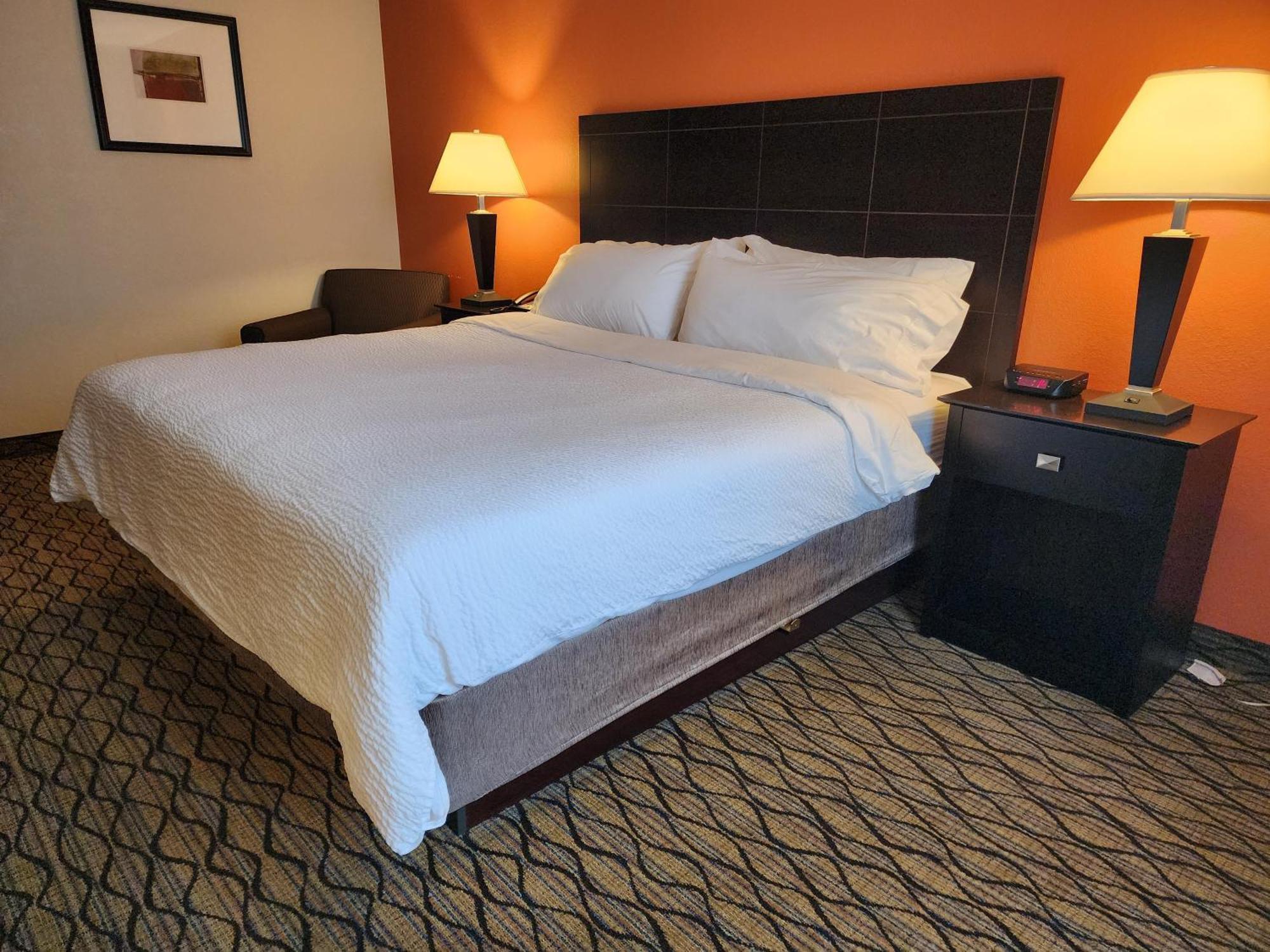 Holiday Inn Express Hotel & Suites Cadillac By Ihg Exterior photo