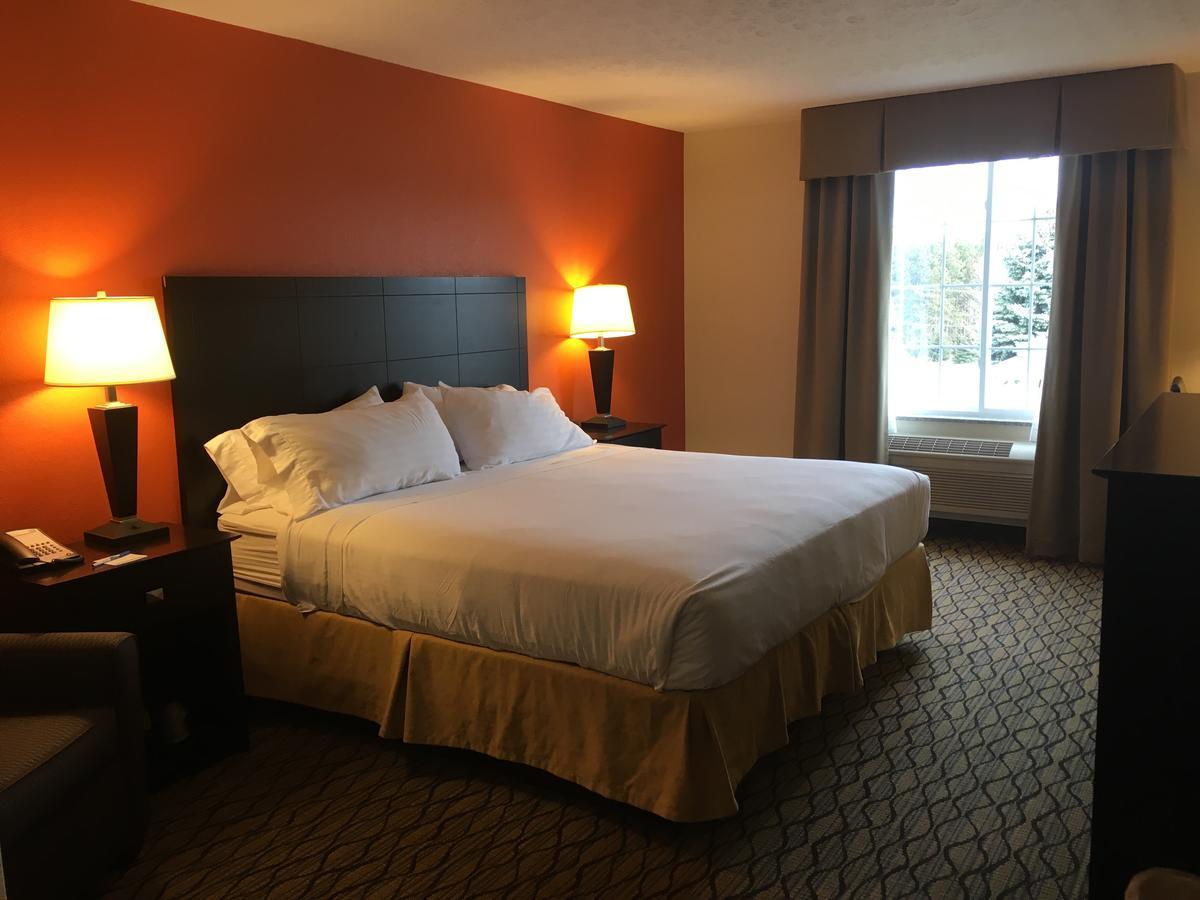 Holiday Inn Express Hotel & Suites Cadillac By Ihg Exterior photo