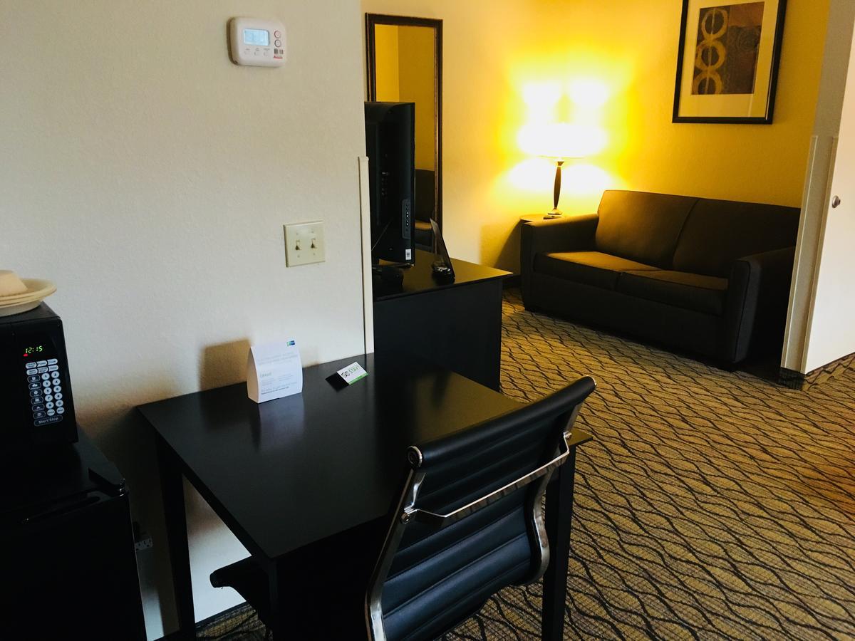 Holiday Inn Express Hotel & Suites Cadillac By Ihg Exterior photo