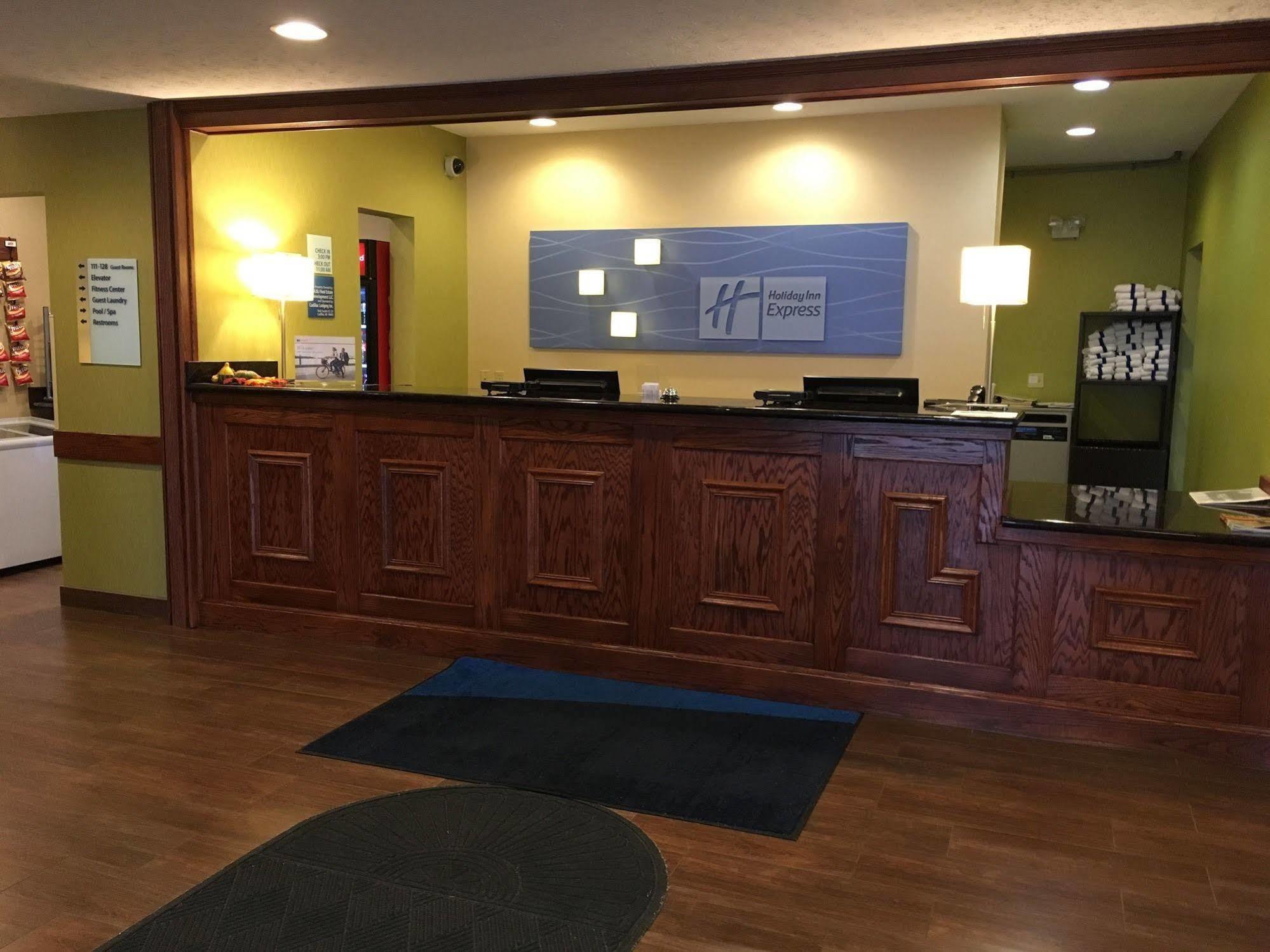 Holiday Inn Express Hotel & Suites Cadillac By Ihg Exterior photo